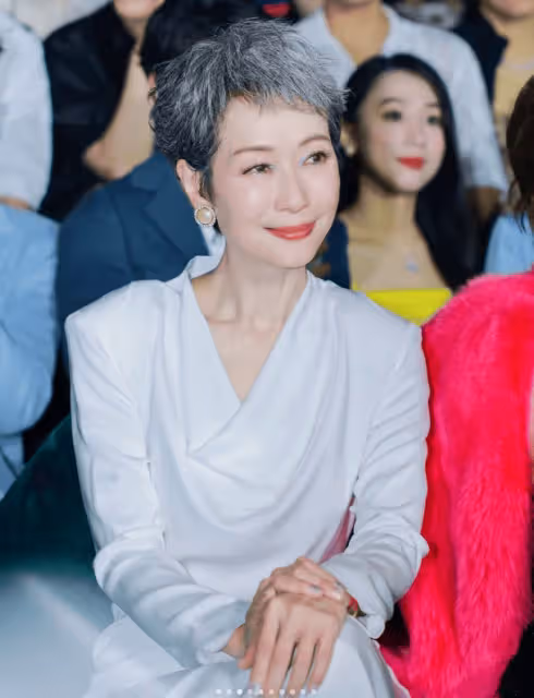 被61歲自然老去的葉童驚艷!不染髮不化濃妝,一身白色都能很優雅