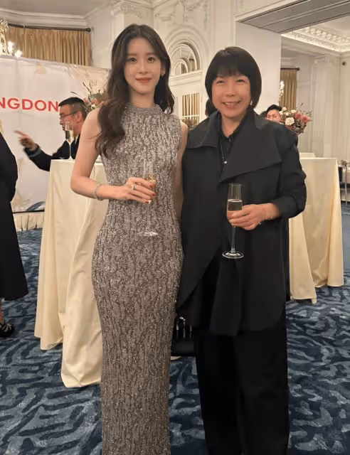 章澤天主持倫敦校友會,戴萬元胸針被吐槽,全英文蹩腳發言引熱議