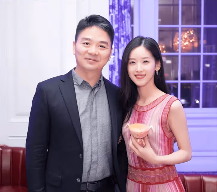 章澤天主持倫敦校友會,戴萬元胸針被吐槽,全英文蹩腳發言引熱議
