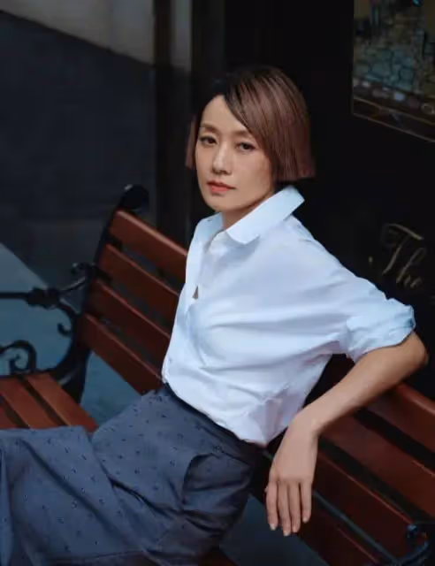 48歲馬伊琍換髮型像換個人!牛仔外套配半身裙減齡20歲,美得快認不出