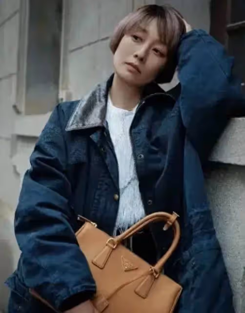 48歲馬伊琍換髮型像換個人!牛仔外套配半身裙減齡20歲,美得快認不出
