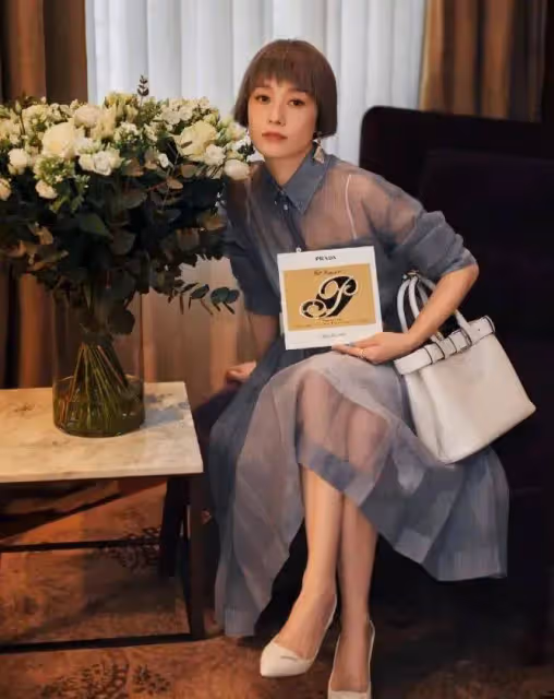 48歲馬伊琍換髮型像換個人!牛仔外套配半身裙減齡20歲,美得快認不出