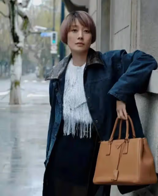 48歲馬伊琍換髮型像換個人!牛仔外套配半身裙減齡20歲,美得快認不出
