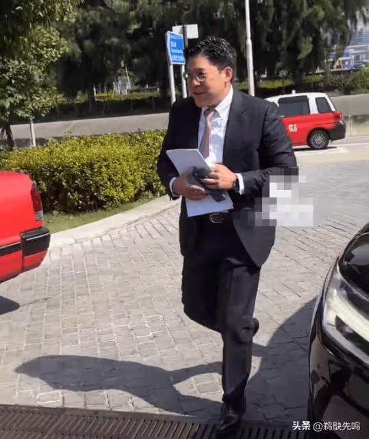 郭晶晶喜迎43歲生日,丈夫霍啟剛甜蜜陪伴,車牌號暴露兩人小心機