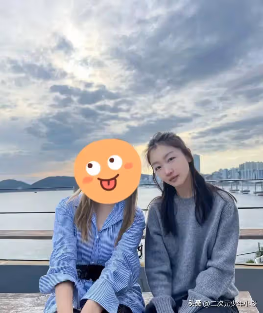 周冬雨現身韓國釜山咖啡廳!淡妝出鏡顏值高,和粉絲聊天接地氣!