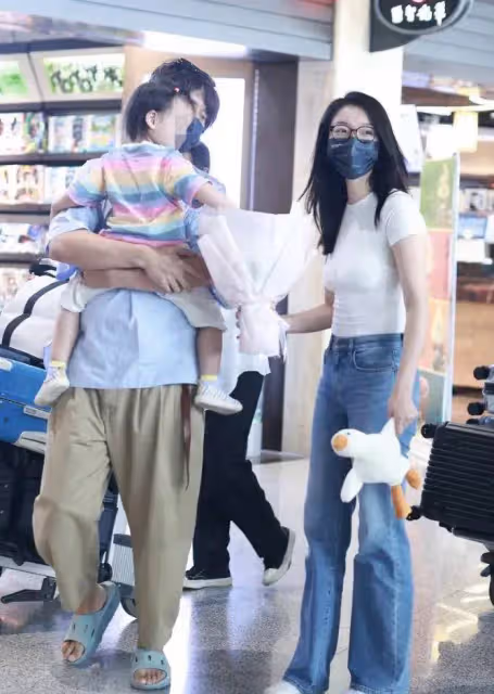 離婚5年後，齊溪和宋寧峰都迎來二胎！王傳君帶女兒現身婦產醫院