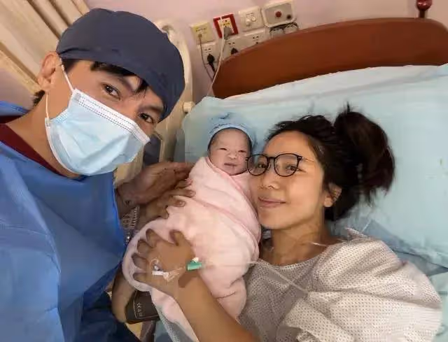 離婚5年後，齊溪和宋寧峰都迎來二胎！王傳君帶女兒現身婦產醫院