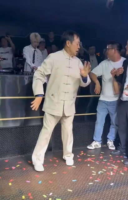 馬保國酒吧商演太搶手,觀眾跟隨他一起跳舞場面火爆,這是功夫?