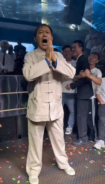 馬保國酒吧商演太搶手,觀眾跟隨他一起跳舞場面火爆,這是功夫?