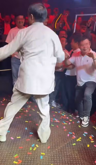 馬保國酒吧商演太搶手,觀眾跟隨他一起跳舞場面火爆,這是功夫?