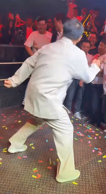 馬保國酒吧商演太搶手,觀眾跟隨他一起跳舞場面火爆,這是功夫?