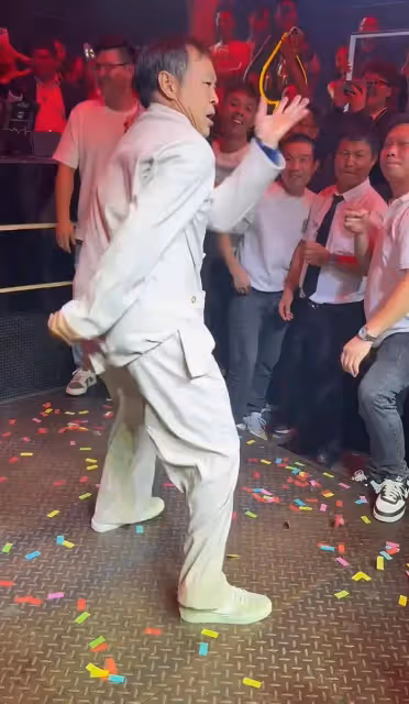 馬保國酒吧商演太搶手,觀眾跟隨他一起跳舞場面火爆,這是功夫?