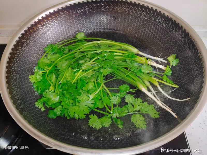 明明這菜全身是寶,很多人卻嫌棄它!照這樣做個丸子湯,提味增香、勾人食慾