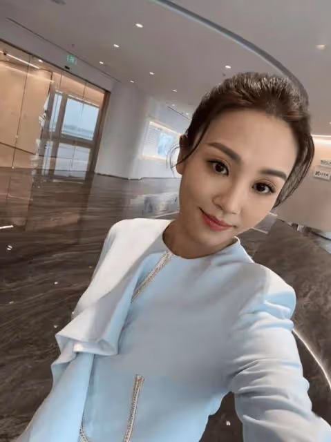 前TVB小花宣傳離巢作《黑色月光》!工作不斷開心大曬白色裙