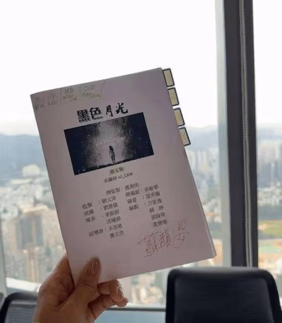 前TVB小花宣傳離巢作《黑色月光》!工作不斷開心大曬白色裙