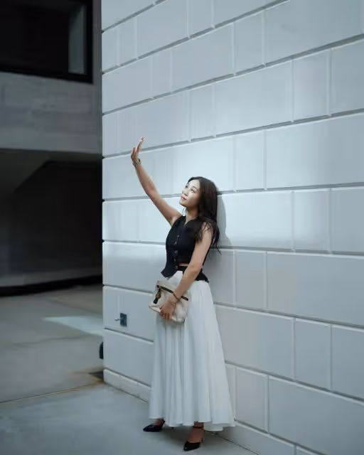 前TVB小花宣傳離巢作《黑色月光》!工作不斷開心大曬白色裙