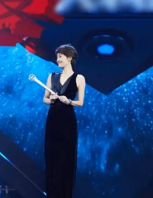 姚笛和馬伊琍穿同款衣服,顏值與身材高下立判,難怪文章會選她