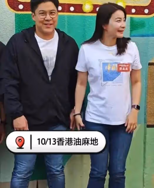 郭晶晶43歲生日,霍啟剛系粉色領帶,郭晶晶戴千萬翡翠,她很幸福