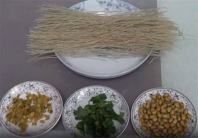 喜歡吃酸辣粉的不用買了,在家自己就能做,酸辣過癮,吃著太爽了