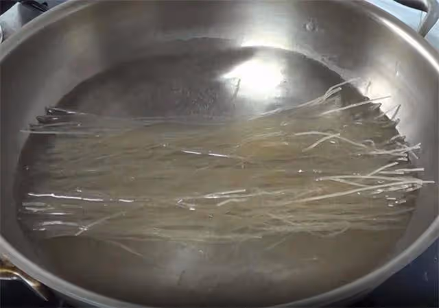 喜歡吃酸辣粉的不用買了,在家自己就能做,酸辣過癮,吃著太爽了