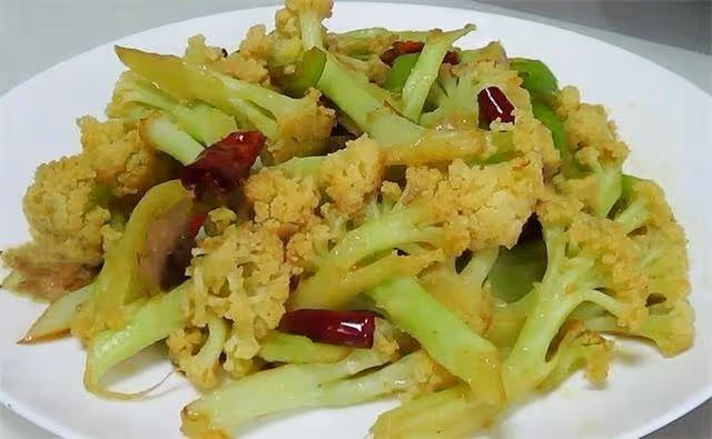 菜花這樣做才好吃,一道干鍋菜花,脆嫩爽口,濃香四溢,收藏了
