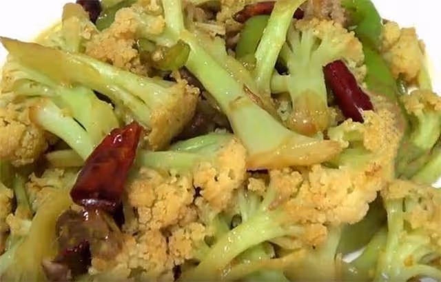 菜花這樣做才好吃,一道干鍋菜花,脆嫩爽口,濃香四溢,收藏了