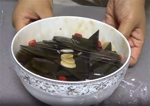 非常好吃的海帶小菜,簡單一泡一煮,酸辣爽口還解膩,先收藏了