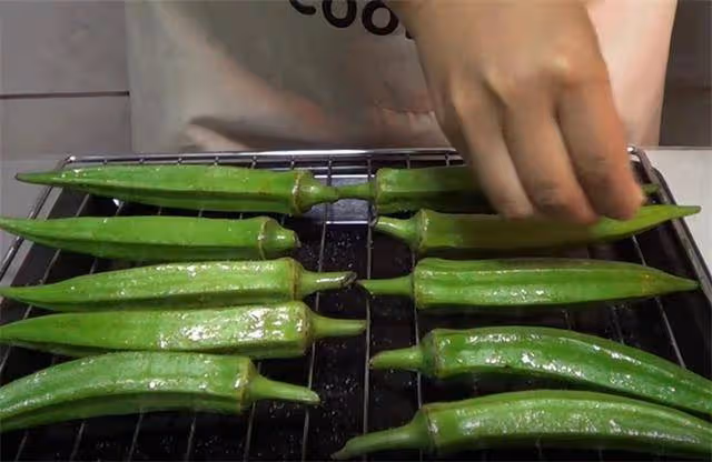 愛吃秋葵的一定要收藏了,脆嫩焦香,簡單一烤就搞定,好吃又營養