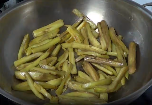 茄子新吃法,一道回鍋茄子,濃香四溢,好吃下飯,一盤根本不夠吃