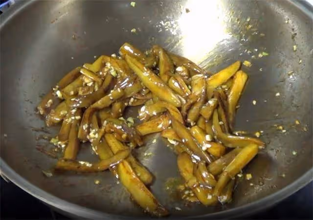 茄子新吃法,一道回鍋茄子,濃香四溢,好吃下飯,一盤根本不夠吃