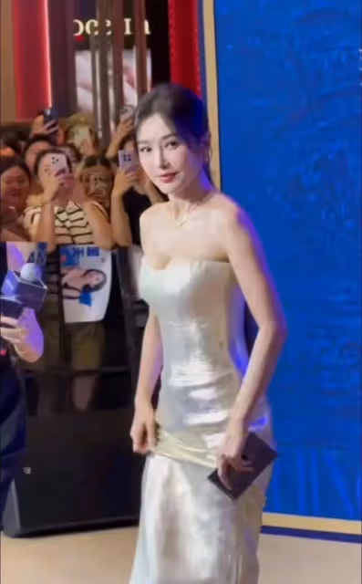 秦嵐最新短髮造型曝光,本人狀態超幹練,和之前變化很大