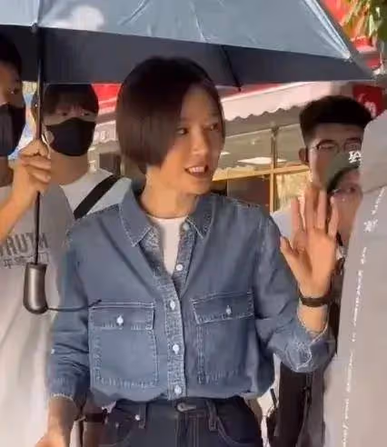 秦嵐最新短髮造型曝光,本人狀態超幹練,和之前變化很大
