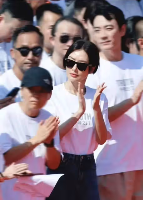 秦嵐最新短髮造型曝光,本人狀態超幹練,和之前變化很大