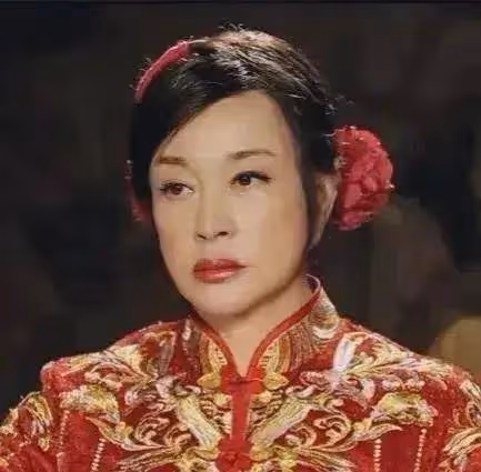 74歲劉曉慶和香港90歲女星黃夏蕙同框,二人為保持年輕代價太高