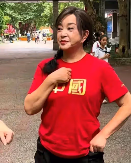 74歲劉曉慶和香港90歲女星黃夏蕙同框,二人為保持年輕代價太高