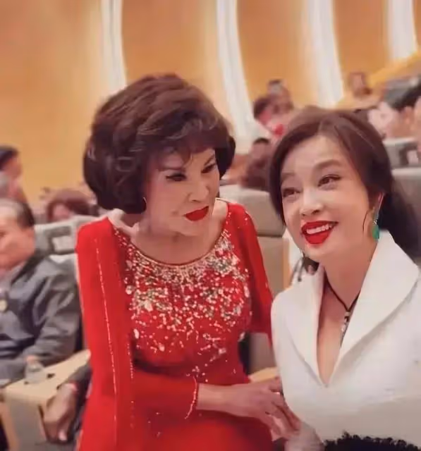 74歲劉曉慶和香港90歲女星黃夏蕙同框,二人為保持年輕代價太高