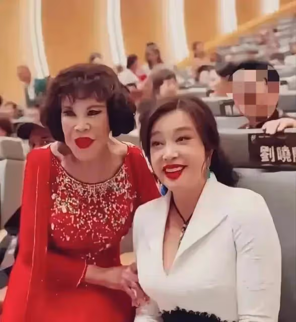 74歲劉曉慶和香港90歲女星黃夏蕙同框,二人為保持年輕代價太高