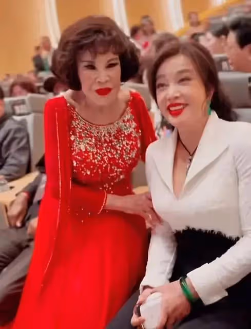 74歲劉曉慶和香港90歲女星黃夏蕙同框,二人為保持年輕代價太高