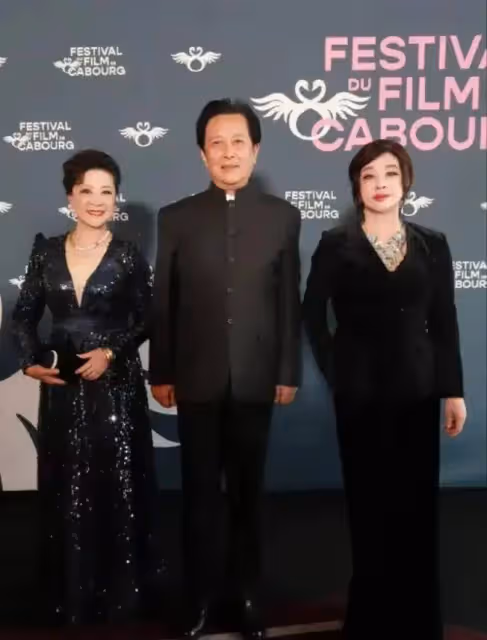 74歲劉曉慶和香港90歲女星黃夏蕙同框,二人為保持年輕代價太高