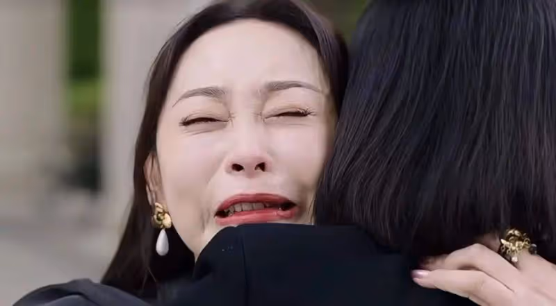 TVB知名女星哭戲出圈，未婚生女與男友拖足十五年不結婚，對繼女視如己出