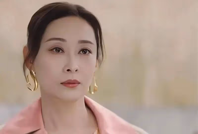TVB知名女星哭戲出圈，未婚生女與男友拖足十五年不結婚，對繼女視如己出