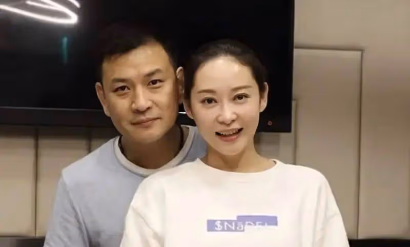 TVB知名女星哭戲出圈，未婚生女與男友拖足十五年不結婚，對繼女視如己出