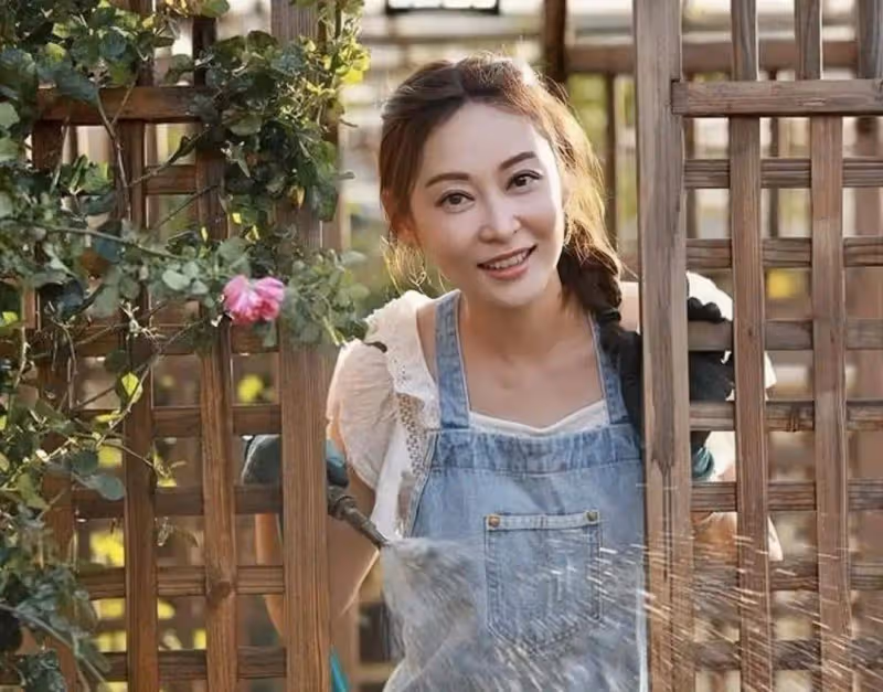 TVB知名女星哭戲出圈，未婚生女與男友拖足十五年不結婚，對繼女視如己出