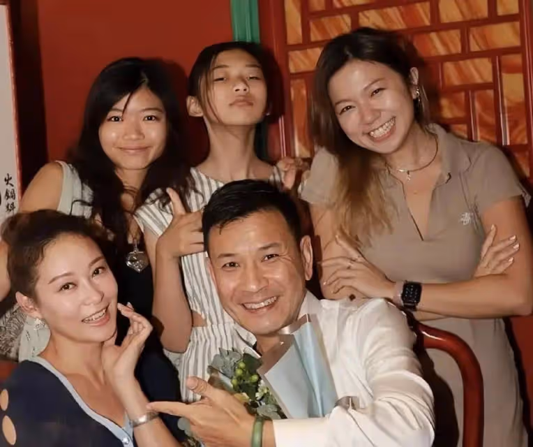 TVB知名女星哭戲出圈，未婚生女與男友拖足十五年不結婚，對繼女視如己出
