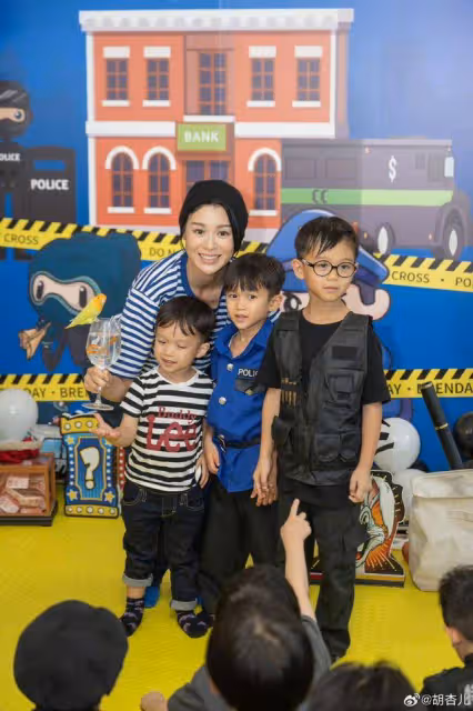 TVB視後胡杏兒為大兒子慶生！場面盛大又熱鬧，7歲小壽星搶鏡
