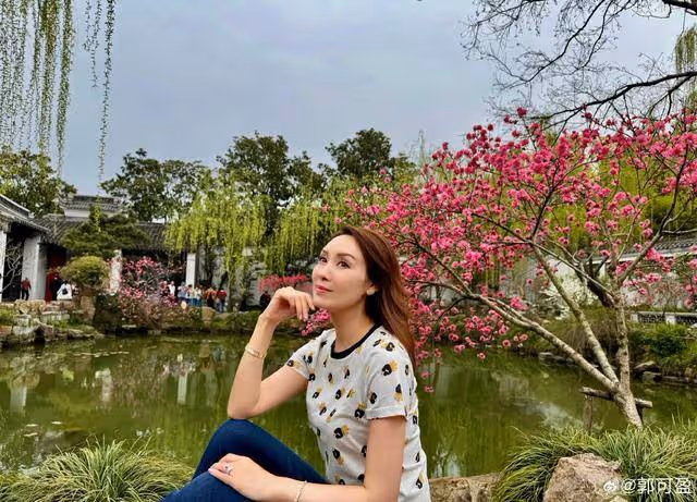 TVB前花旦14歲女兒曬美照!泳池大秀美背,長相出眾是學霸