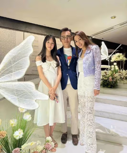 TVB前花旦14歲女兒曬美照!泳池大秀美背,長相出眾是學霸