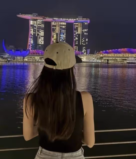 TVB前花旦14歲女兒曬美照!泳池大秀美背,長相出眾是學霸