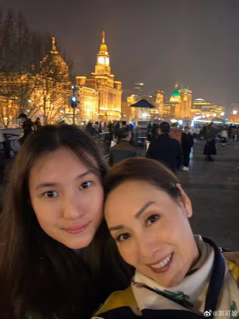 TVB前花旦14歲女兒曬美照!泳池大秀美背,長相出眾是學霸