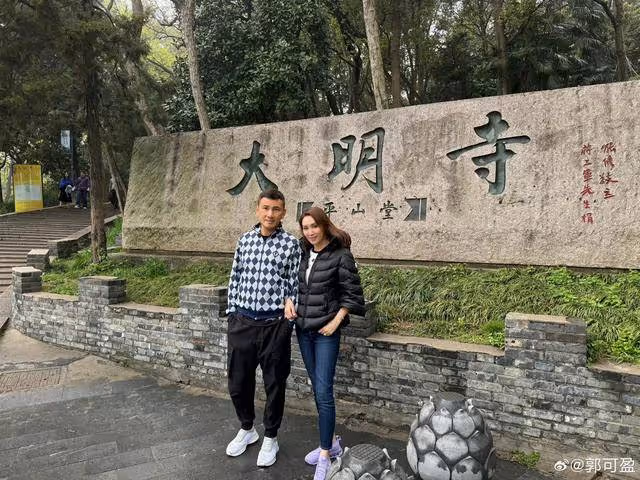 TVB前花旦14歲女兒曬美照！泳池大秀美背，長相出眾是學霸